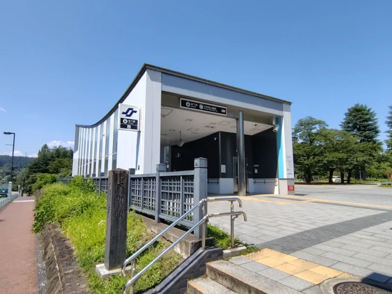 仙台市地下鉄東西線の大町西公園駅出入口