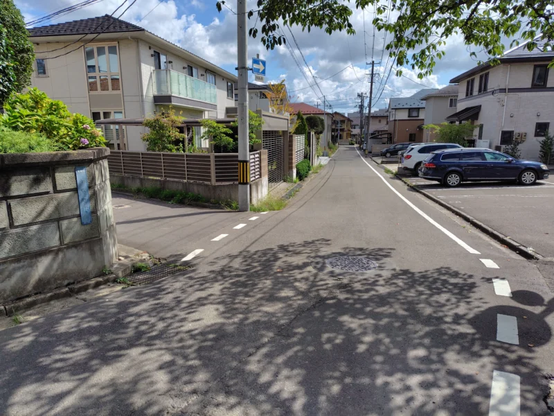 低層住宅が並ぶ子平町の住宅街
