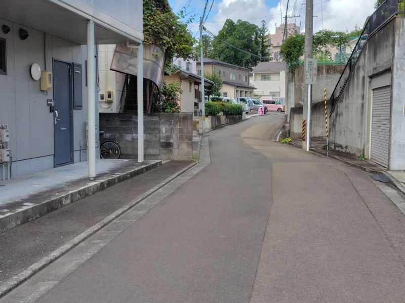 住宅が並ぶ国見の坂道