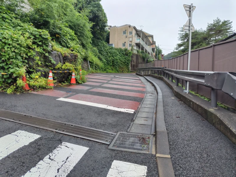 川内三十人町にある坂道と周辺の高低差