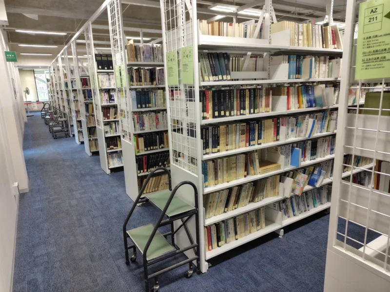 東北大学川内キャンパスにある附属図書館本館の書架