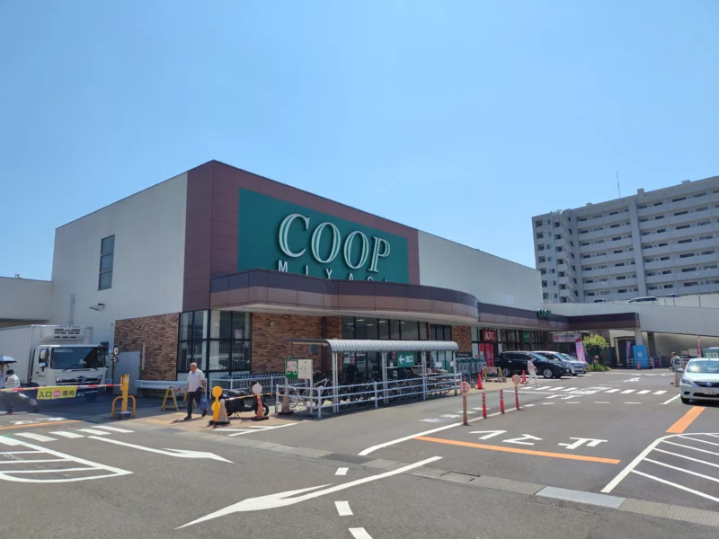 みやぎ生協榴岡店の建物と駐車場