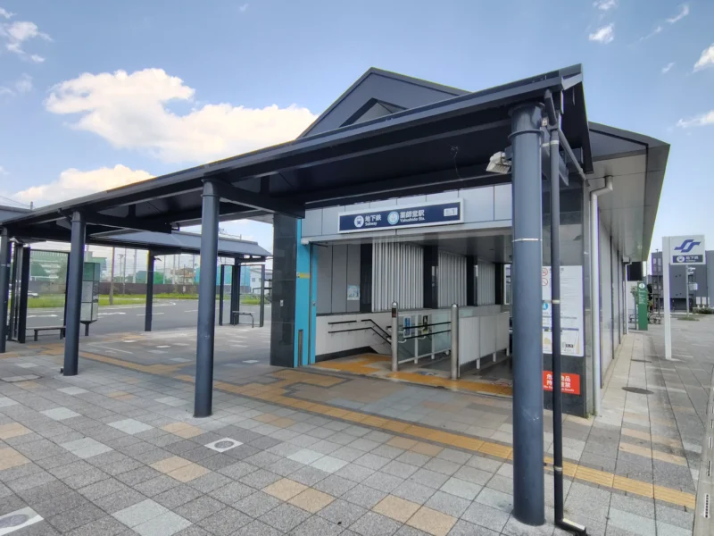 黒い大屋根と円柱がある地下鉄東西線薬師堂駅1番出入口