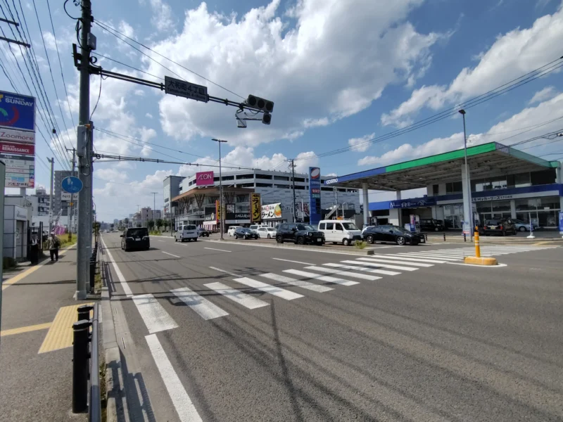 広い道路と商業施設やマンションが見える仙台市若林区卸町の街並み