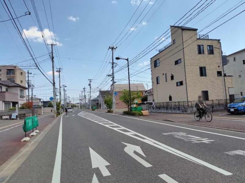 住宅や自転車が見える連坊エリアの道路