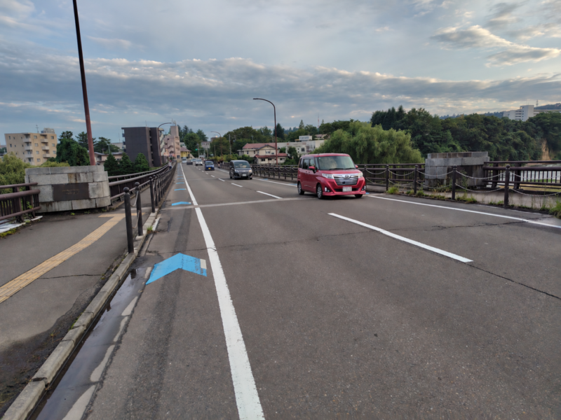 澱橋に整備された歩道と自転車通行空間