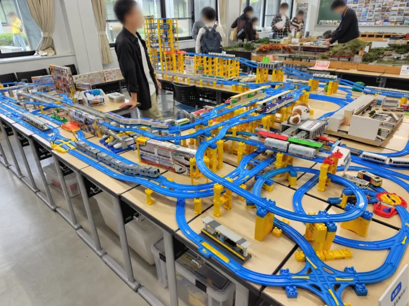 東北大学鉄道研究会による青い線路が立体的に組まれた大規模なプラレール展示