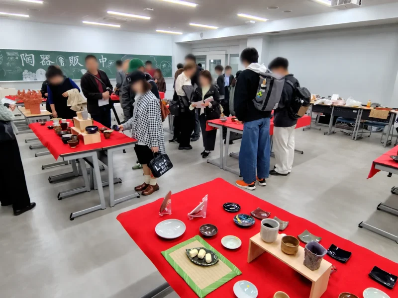 東北大学楽焼工芸同好会の陶器販売会場に並ぶ皿や器などの陶芸作品