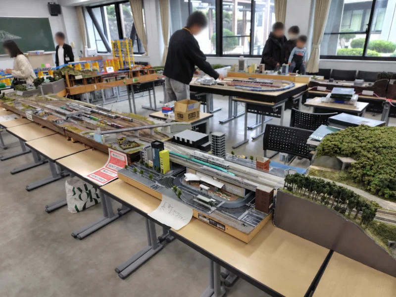 東北大学鉄道研究会が展示した駅や建物、線路などを再現した鉄道模型のジオラマ