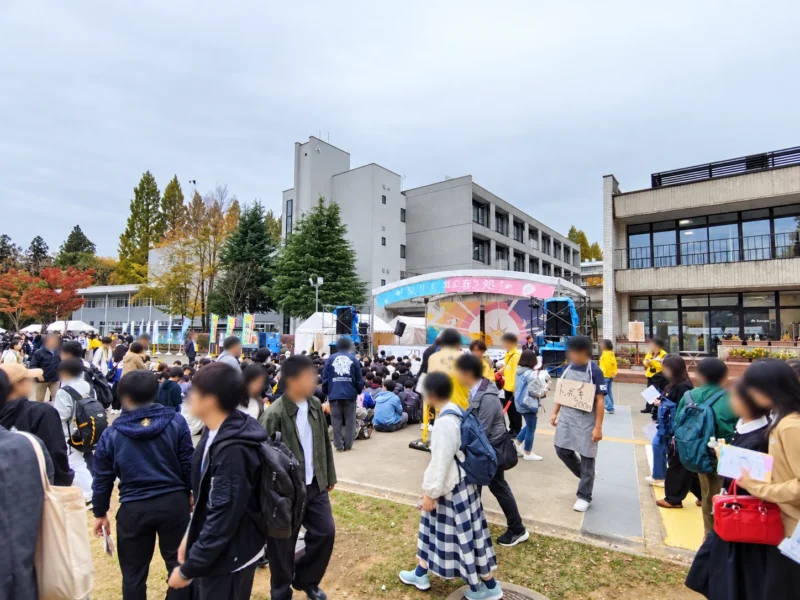 第78回東北大学祭の屋外ステージとその周辺に集まる来場者